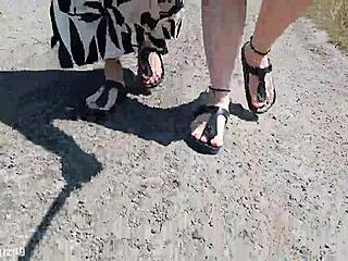 Эй глянь босоногое приключение в Birkenstocks на природе