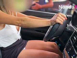 esposa safada exibindo peitos e pagando calcinha para frentista em posto de gasolina com ousadia