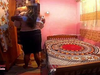 Молодую шлюху из массажного трахнули без резины - сисястая Aarohi вся в сперме