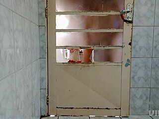 Vad händer när crossdressing leder till twerk-överraskningar bakom dörren