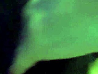 Infamous se zadovoljuje v dnevni sobi s solo masturbacijo in razgaljanjem