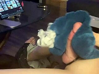 Infamous enjoys making herself cum in the living room with solo masturbation and flashing game