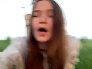 Barátja barna hajú bombacsaját keményen bassza erdőben kempingezéskor