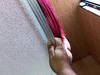 Sexo arriscado enquanto meu marido estava no banho, pau do amigo teve ereção e transei com ele na cozinha com minha big ass latina wife body