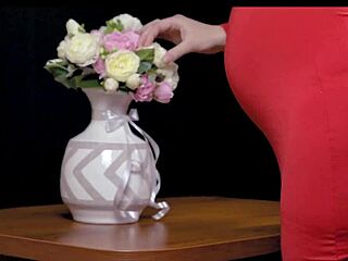 Marval - Těhotná manželka v červených šatech a punčochách podvádí s obrovským čurákem creampie a drsným sexem od Loreen Red & Vali Savage