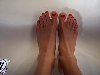 Teen Masturbates Pussy in Bathroom Under Running Water!