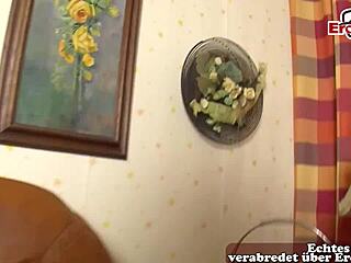 miért csatlakozik ez a német takarítónő idősebb párhoz ffm háromszemélyesre