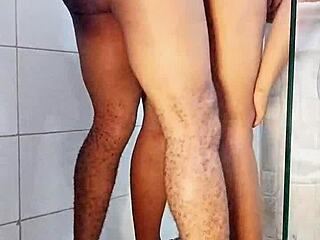 Ερασιτεχνική νεαρή τολμηρό πρώτο γαμήσι μπάνιου με χοντρή μεγάλοκωστη συγκάτοικο σε εστία