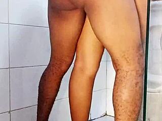 Amatör tonåring 18+ första gången badrumsknull med fetrumporumskompis på internat