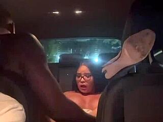 セクシーアジア娘婚約者運転中ウーバー運転手にガチ騎乗でBBCハメ😈🍆