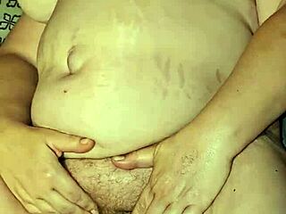 Rozjeb jej píču dildom, príde tvrdo z intenzívnej hračky