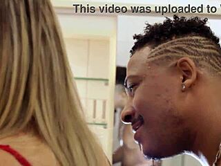 ele convenceu a esposa loira brasileira a transar com seu pau grande antes do trabalho