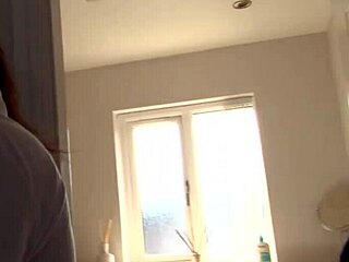 Why does estate agent MrPorkpie let tenant get the house without any deposit required