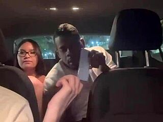 asiática gostosa sentando gostoso no motorista de uber enquanto noivo dirige pro bbc foder 😈🍆