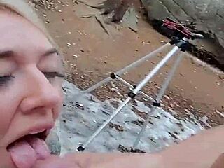 Hvem vil have offentlig doggy-knuld med facial sædshot?