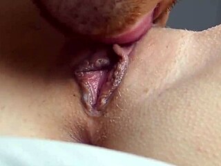 Мокрую пизду лижут крупным планом