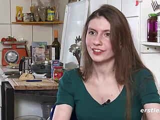 leidenschaftliche deutsche brunette babe rubs her shaved clit and pussy