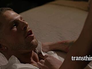 Wow podívej na blondýnku s top křivkami a její mazaný fígl