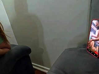 Amiga Casada Dormiu Aqui e Deu Sem Camisinha Pro Meu Marido Enquanto o Corno Assistia