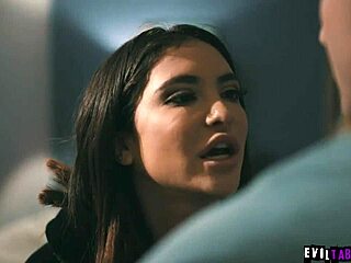 חברות סקסיות ג'יין ויילד ונטלי נייט רואות נתן ברונסון מתגנב ומחליטות לחלוק זין ענק בשלישייה פרועה