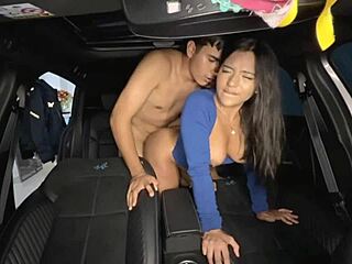Lleno A Esta Chica De Leche En El Auto