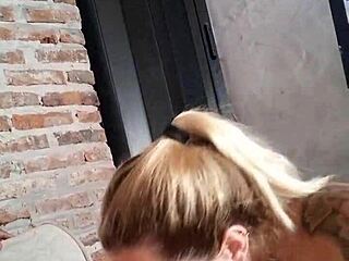 Amo chuparle la pija a mi amigo. Llevándola al fondo de mi garganta como una verdadera slut.