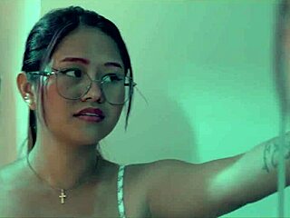 Mi hermanastra me descubre masturbándome with big cock blowjob and squirting orgasm in doggystyle 😈