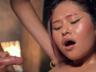 Äitipuoli yllättää isokyrpäisen itsetyydytyksessä suihinoton ja squirt-orgasmin kanssa doggysta 😈