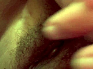 Latin milf kocası dönmeden iri kliti kıllı amıyla titreşimli hızlı mastürbasyon yapıyor dolgun doğal memeli kıvrımlı karı sıkı solo!