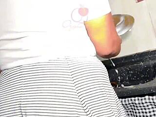 Fui Lavar a Louça e Meu Amigo Safado Me Comeu na Pia Mesmo