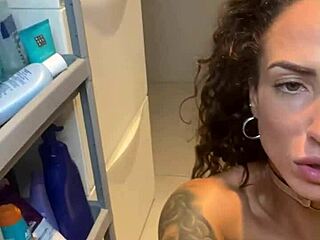 Hei, vezi compilația de masturbare a brunetei excitată cu dildo anal plug și squirt orgasm! 🔥💦