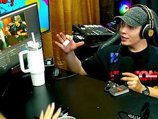 Novinha Safada Levanta E Mostra Cuzinho Piscando Gostoso Na Câmera Para Vocês - Bruna Lambertini & Isa Moura