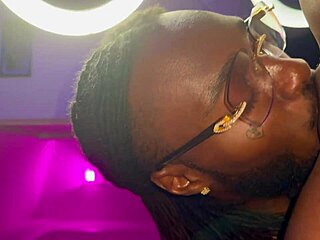 Mannen min slikker meg dypt til orgasme i hjemmelaget svart par-økt