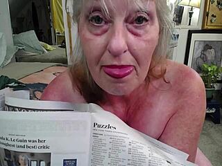 Dawnskye joacă șefa sexy tachinându-și angajatul excitat la prânz lichid