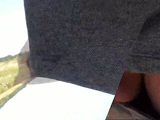 Na divljoj plaži perverznjak vidi golu seksi plavušu koja se sunča, izvadi kurac, drka i svrši napolju!