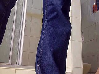 Chica caliente mete dedos en su coñito rapado y chupa polla del padrastro en upskirt casero con tetitas pequeñas