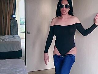 Όμορφη Ασιάτισσα ladyboy striptease τζιν με μεγάλα βυζιά