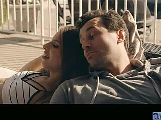 Brunette popster deepthroat facefuck en kutgeneukt in interraciaal groepje