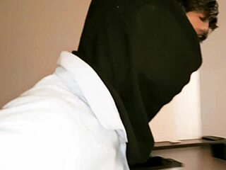 How does this thief fuck the desi chubby Indian aunty?