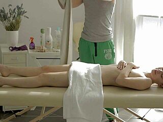 זונה חובבנית צעירה 18+ מסיימת עיסוי שמן בגנגבנג עם מקטרות רטובות וזיונים קשוחים בכוס