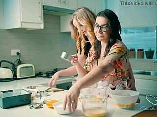 טיזר: צ'ארלי פורד משחקת חופשי בצ'ייסי דוויל בלקקות לסביות ומשחקות