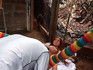 Amateur Latina uses a dildo outdoors in public for solo toy sex. Her ass gets filled with leitinho in the buceta like a friend's toy play.