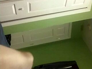 Konen giver intens blowjob med deepthroat i serie del 1