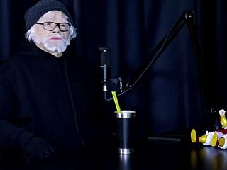 Safada Does Sensual Stripper Showing Tits Talks Transsexual And Virginity Loss