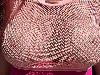 Италианска развратна милф Артемисия Лав на открито с големи естествени цици които подскачат