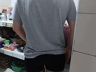 Грязная мачеха дразнит меня на кухне пока муженек дрыхнет