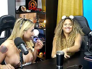 Novinha Safada Levanta E Mostra Cuzinho Piscando Gostoso Na Câmera Para Vocês - Bruna Lambertini & Isa Moura