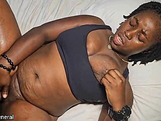 Futere misionară fierbinte cu bodybuilder voluptuoasă și tate naturale în dormitor