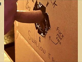 Rakennettu itse kotitekoinen gloryhole hauskoihin kokeiluihin