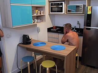 Marido bom faz domination on athletic milf with big clit before working.